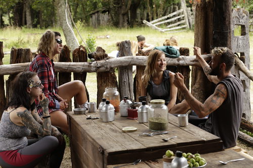 Los concursantes de 'El puente' comiendo