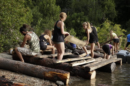 Los concursantes de 'El puente' emplean troncos para la construcción