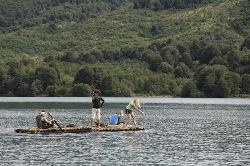 Tres concursantes de 'El puente' navegando por el río