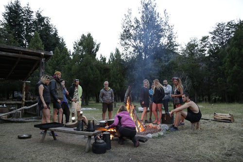 Los concursantes de 'El puente' haciendo una hoguera