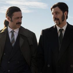 Nacho Fresneda y Hugo Silva en "Tiempo de espías" de 'El Ministerio del Tiempo'