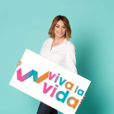 Toñi Moreno posa con un cartel con el nombre de su programa