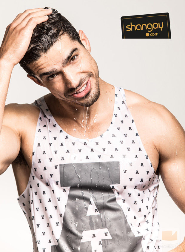 El actor José Ygarza en una sensual sesión de fotos