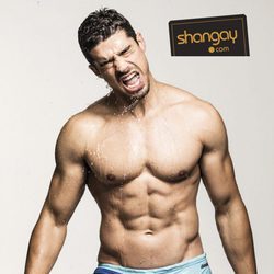 El actor José Ygarza posa semidesnudo para una sesión de fotos de Shangay