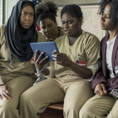 Danielle Brooks mira sorprendida su tablet en la quinta temporada de 'Orange is the New Black'