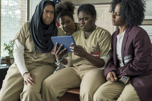 Danielle Brooks mira sorprendida su tablet en la quinta temporada de 'Orange is the New Black'