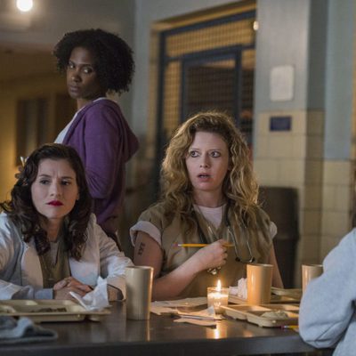 Natasha Lyonne, Yael Stone y Kimiko Glenn en una escena de la quinta temporada de 'Orange is the New Black'