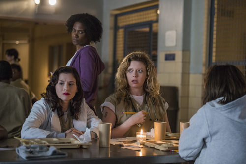 Natasha Lyonne, Yael Stone y Kimiko Glenn en una escena de la quinta temporada de 'Orange is the New Black'