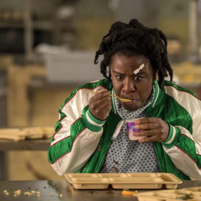Uzo Aduba aparece comiéndose un yogurt en esta escena de la quinta temporada de 'Orange is the New Black'