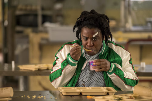 Uzo Aduba aparece comiéndose un yogurt en esta escena de la quinta temporada de 'Orange is the New Black'