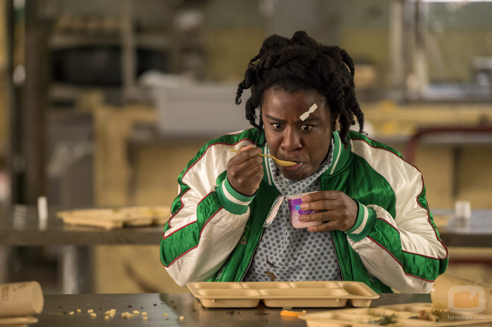 Uzo Aduba aparece comiéndose un yogurt en esta escena de la quinta temporada de 'Orange is the New Black'