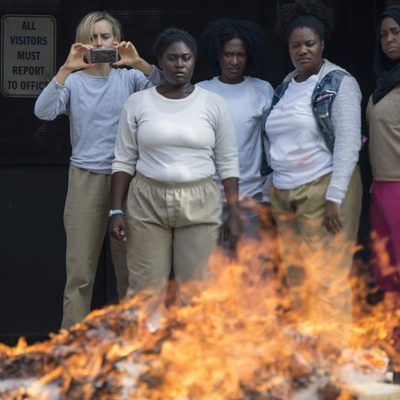 Taylor Schilling, Danielle Brooks, Vicky Jeudy, Adrienne C. Moore y Amanda Stephen en lo nuevo de 'Orange is the New Black'