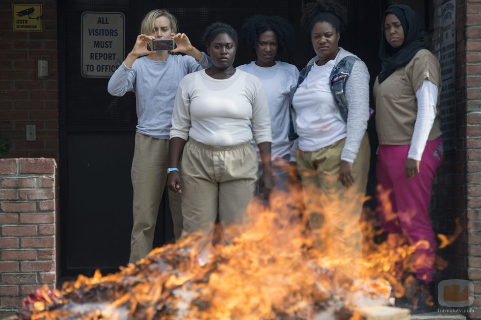 Taylor Schilling, Danielle Brooks, Vicky Jeudy, Adrienne C. Moore y Amanda Stephen en lo nuevo de 'Orange is the New Black'