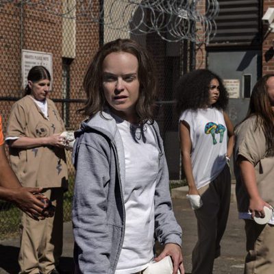 Taryn Manning y Jolene Purdy en el patio de la carcel de 'Orange is the New Black'