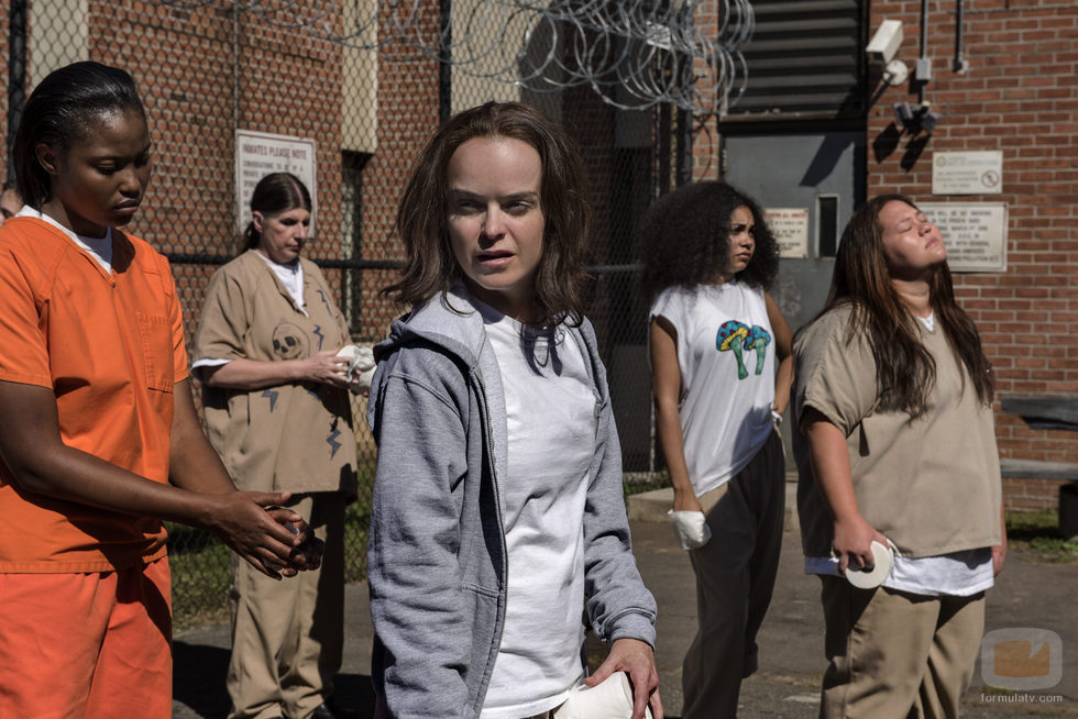 Taryn Manning y Jolene Purdy en el patio de la carcel de 'Orange is the New Black'