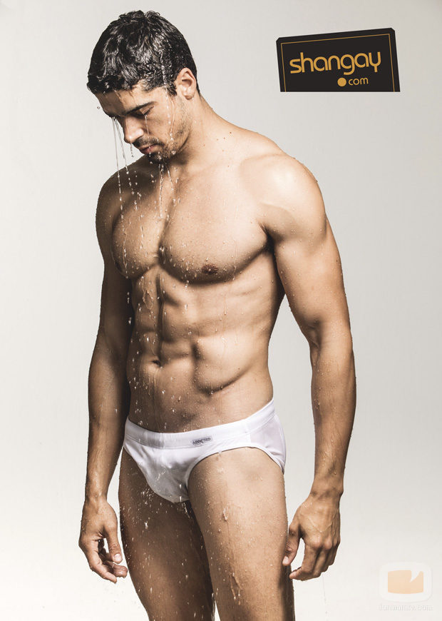 El actor José Yzarga semidesnudo en una sesión de fotos