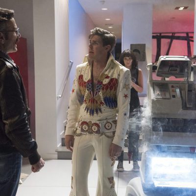 Marc Maron, Chris Lowell, Britt Baron y Alison Brie en el tercer capítulo de la primera temporada de 'GLOW'
