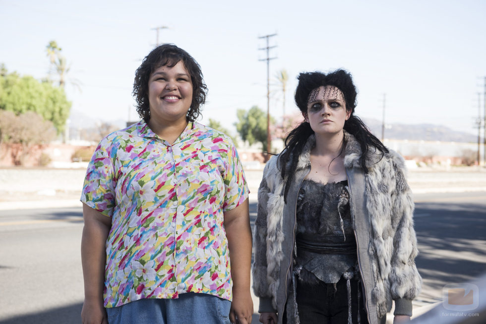 Britney Young y Gayle Rankin en el cuarto capítulo de la primera temporada de 'GLOW'