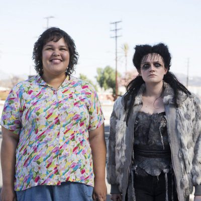 Britney Young y Gayle Rankin en el cuarto capítulo de la primera temporada de 'GLOW'