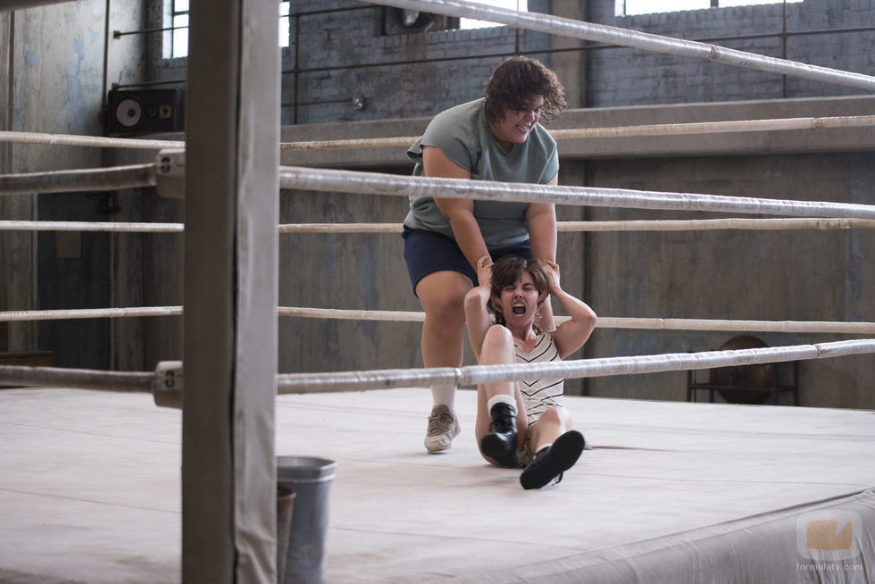 Britney Young y Alison Brie en el quinto capítulo de la primera temporada de 'GLOW'