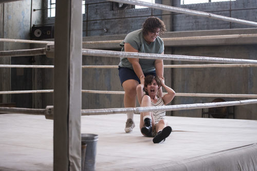 Britney Young y Alison Brie en el quinto capítulo de la primera temporada de 'GLOW'