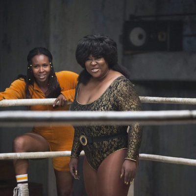 Sydelle Noel y Kia Stevens en el séptimo capítulo de la primera temporada de 'GLOW'