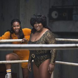 Sydelle Noel y Kia Stevens en el séptimo capítulo de la primera temporada de 'GLOW'