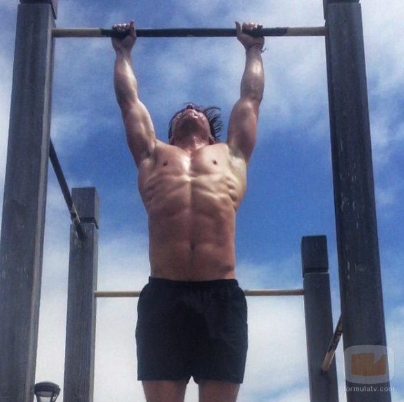James Longman hace calistenia