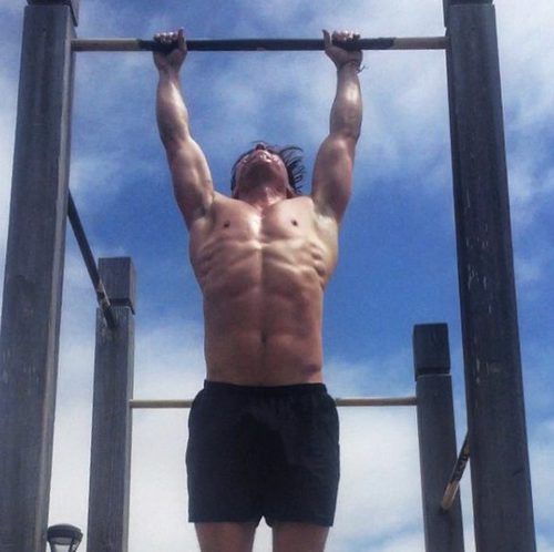 James Longman hace calistenia