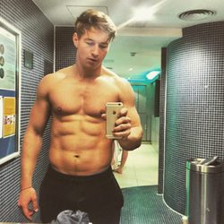 James Longman se saca un selfie semidesnudo en el baño