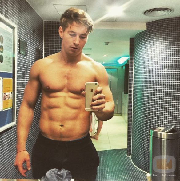 James Longman se saca un selfie semidesnudo en el baño