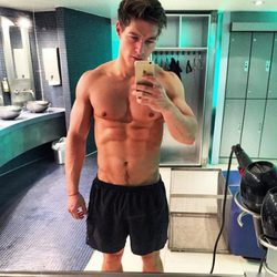 James Longman hace una sugerente y sexy foto sin camiseta en el baño