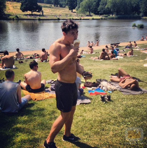 James Longman, nuevo reportero de ABC News, come un helado y enseña su torso desnudo