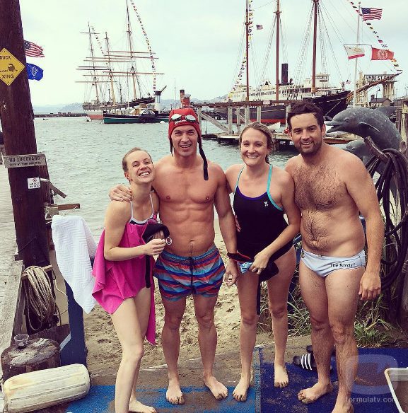James Longman, reportero de ABC News, sin ropa posa con sus amigos