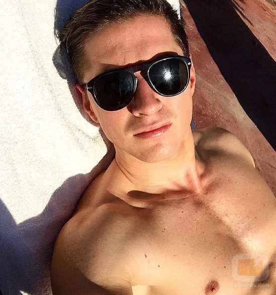 James Longman tomando el sol semidesnudo en Marruecos