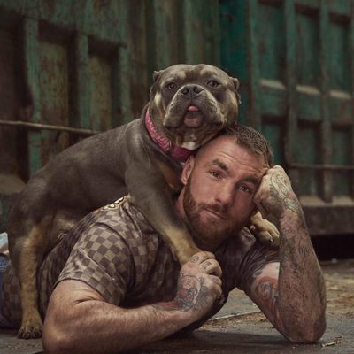 Javier García posa junto a un perro para 'A cara de perro'