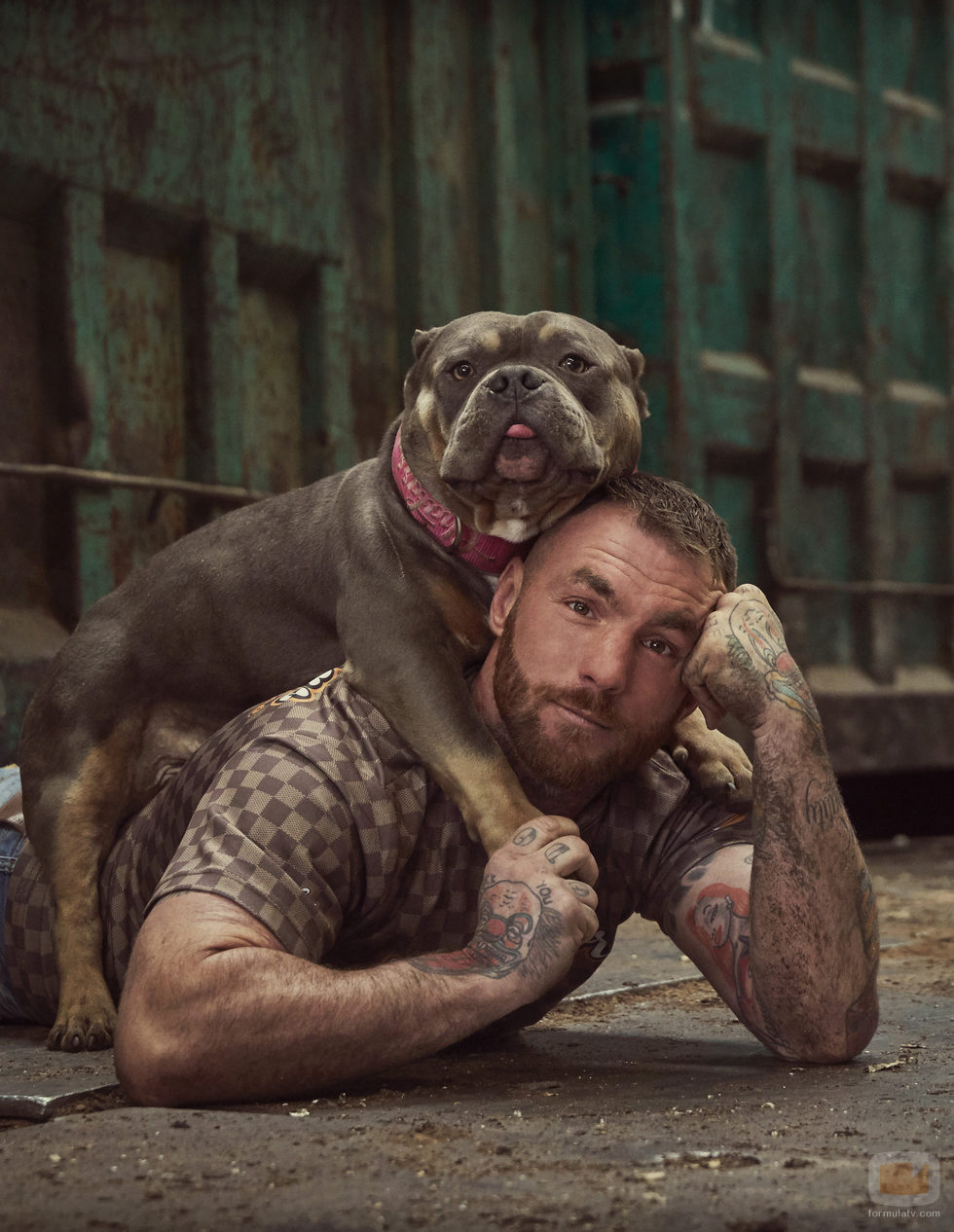 Javier García posa junto a un perro para 'A cara de perro'
