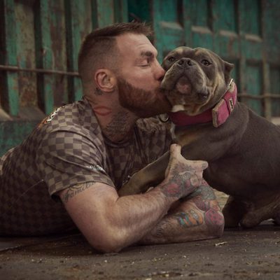"El Rey Chatarrero" besa a un perro para el programa 'A cara de perro'