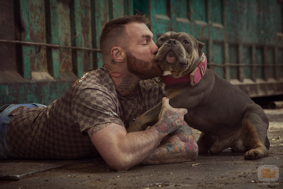"El Rey Chatarrero" besa a un perro para el programa 'A cara de perro'
