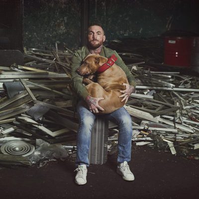 Javier García abraza a un perro en 'A cara de perro'