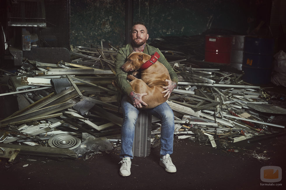 Javier García abraza a un perro en 'A cara de perro'
