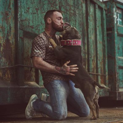 Javier García juega con un cachorro en 'A cara de perro'