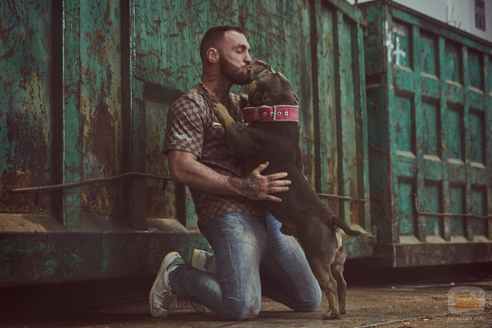 Javier García juega con un cachorro en 'A cara de perro'