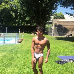 David Lafuente (Auryn) posa semidesnudo en bañador en la piscina