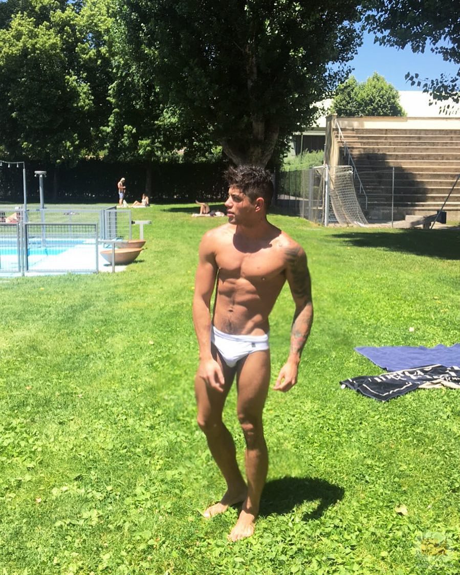 David Lafuente (Auryn) posa semidesnudo en bañador en la piscina