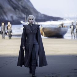 Daenerys Targaryen caminando por la playa en la séptima temporada de 'Juego de Tronos'