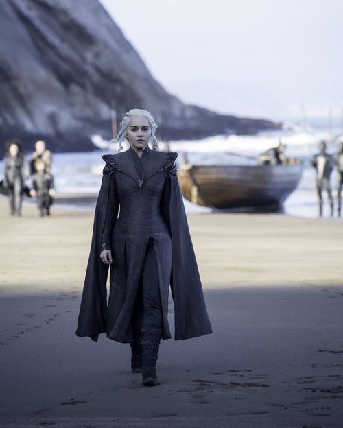 Daenerys Targaryen caminando por la playa en la séptima temporada de 'Juego de Tronos'