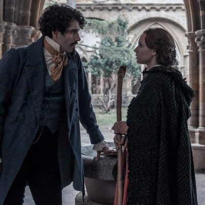 Tamar Novas y Aura Garrido en 'El Ministerio del Tiempo'