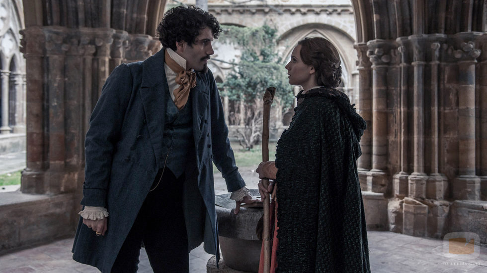 Tamar Novas y Aura Garrido en 'El Ministerio del Tiempo'