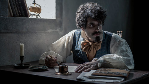Tamar Novas como Bécquer en 'El Ministerio del Tiempo'